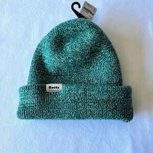 NWT - ROOTS Cozy knit Toque beanie in Posy Green